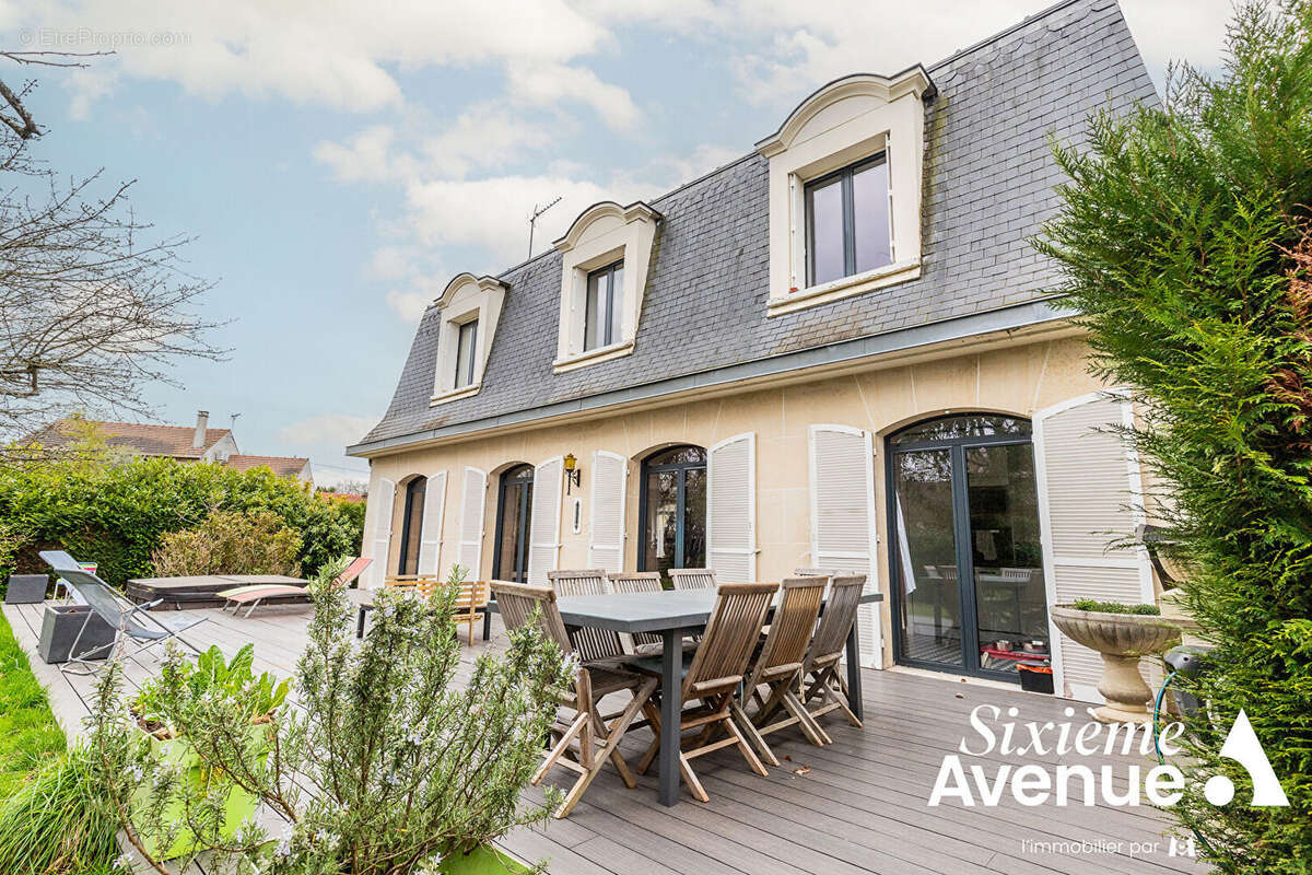 Maison à SAINTE-GENEVIEVE-DES-BOIS