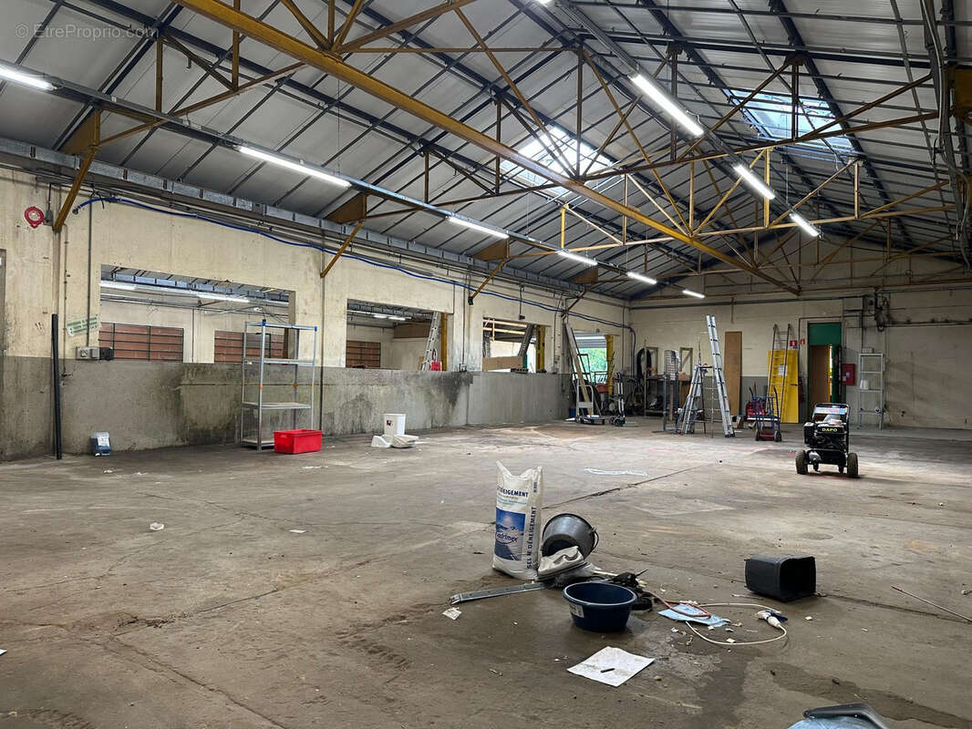 Commerce à SAINT-GENEST-LERPT