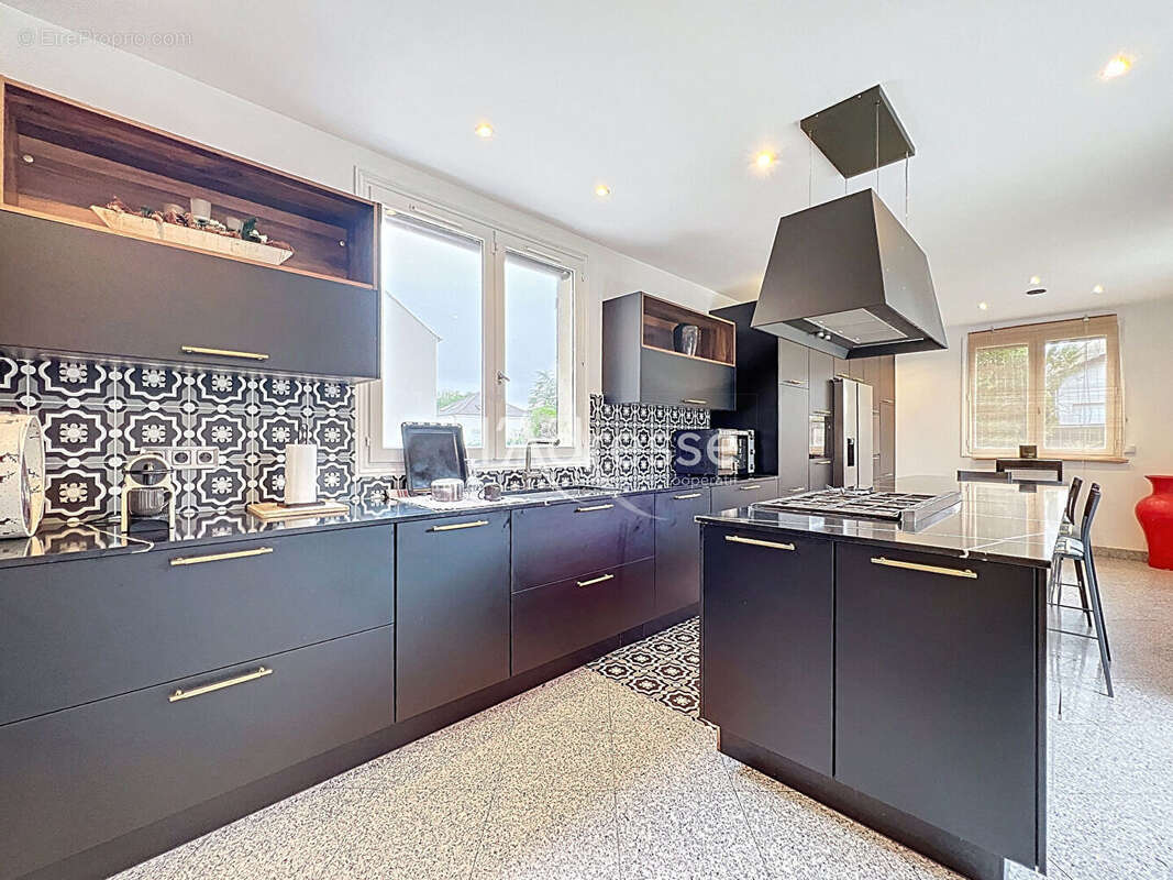 Maison à MONTEVRAIN