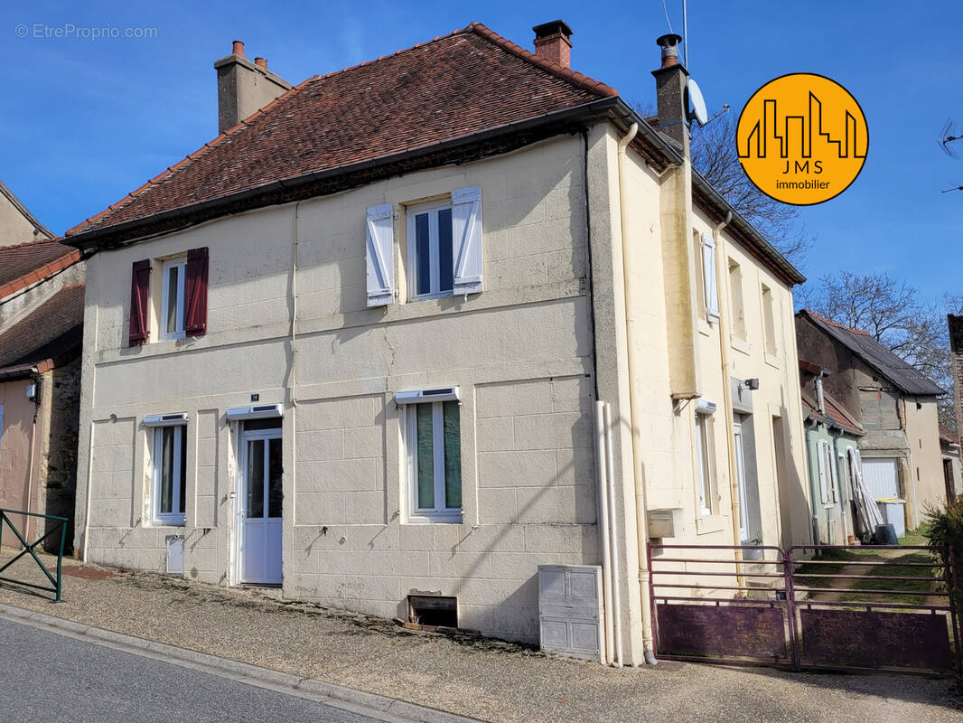 Maison à LE MONTET