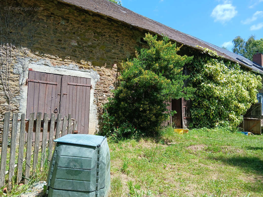 Maison à flanc de colline avec plus d'un hectare de terrain - photo 5
