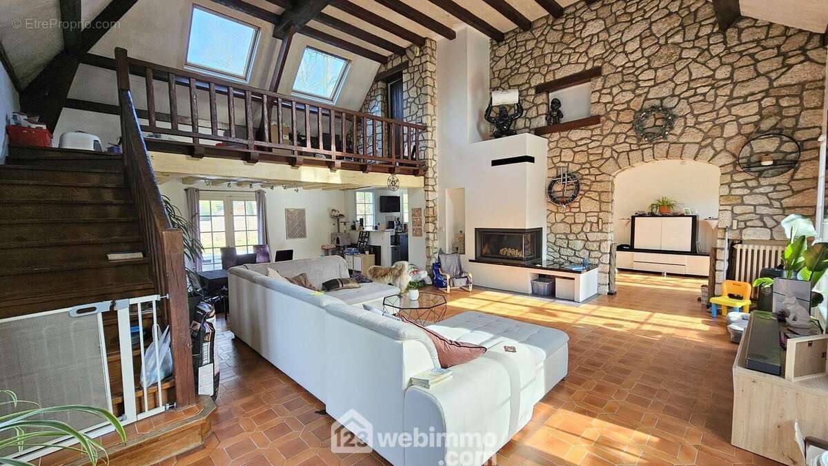 Un séjour avec une cheminée insert. - Maison à MILLY-LA-FORET