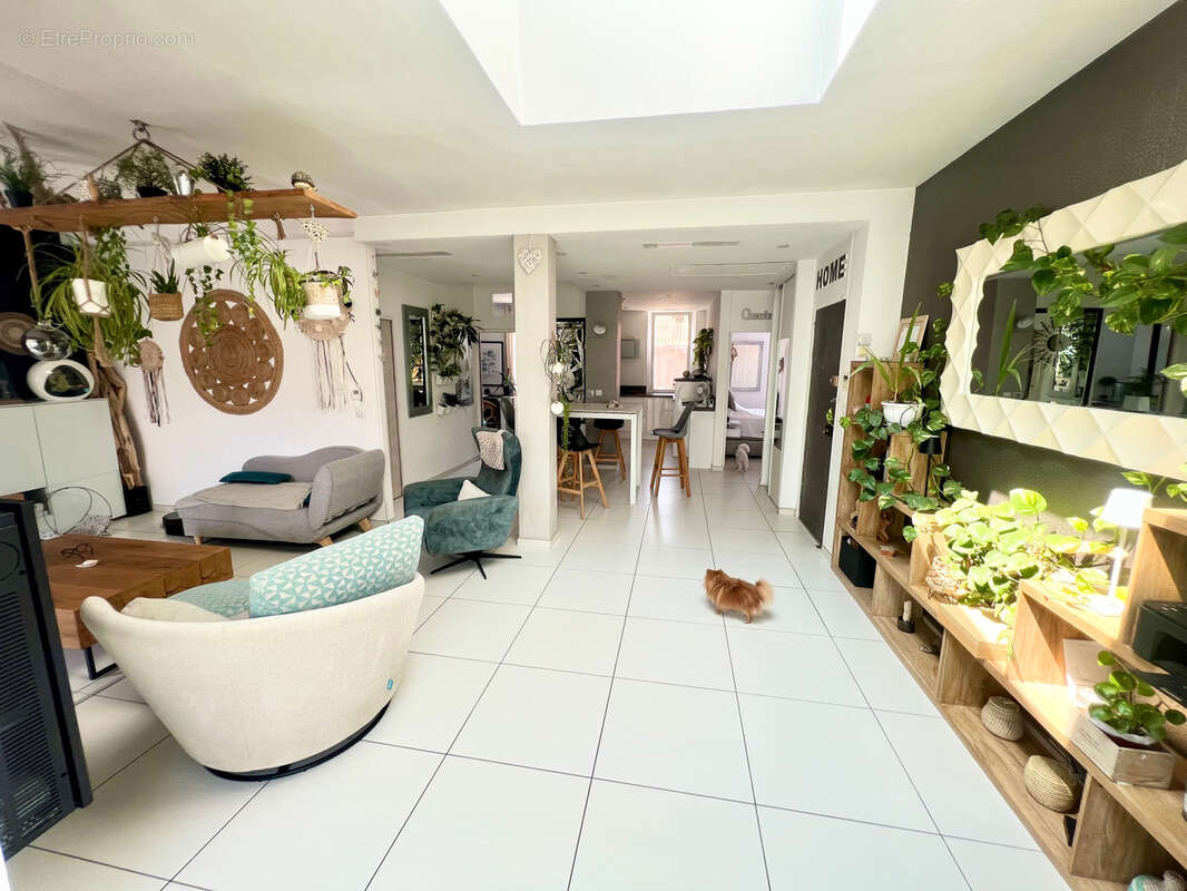Rare ! villa  t5  de 258 m2  jardin 200 m2 piscine 3 parkings rare 2700€/m2 - photo 3