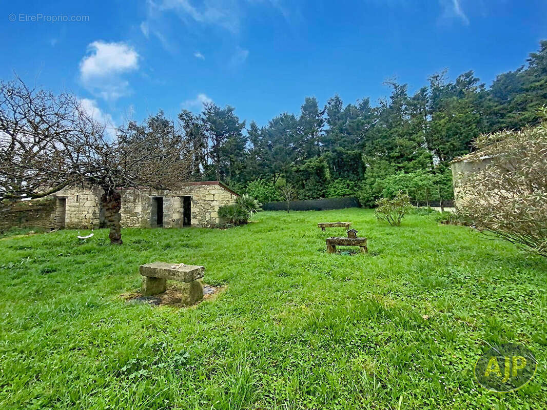 Maison à LES MAGNILS-REIGNIERS