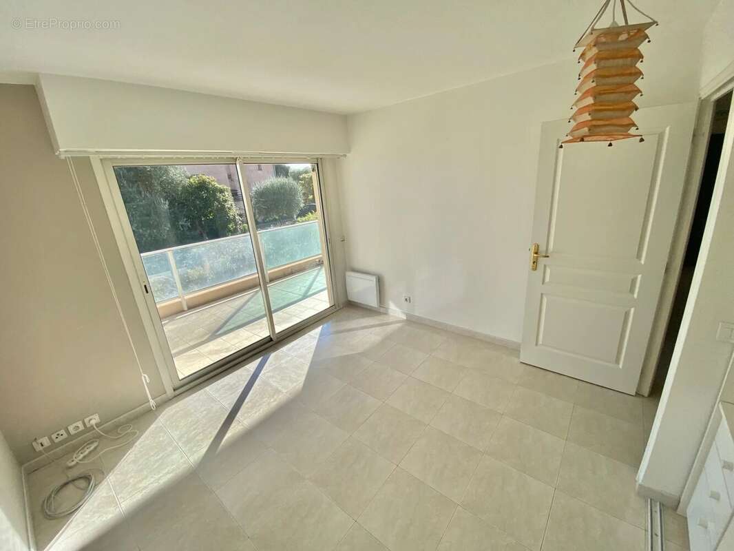 Appartement à SAINT-LAURENT-DU-VAR