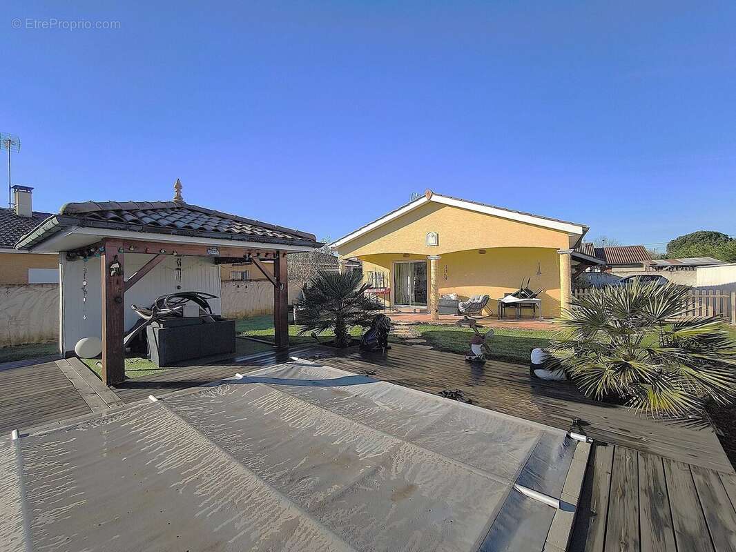 Maison à CRUZILLES-LES-MEPILLAT