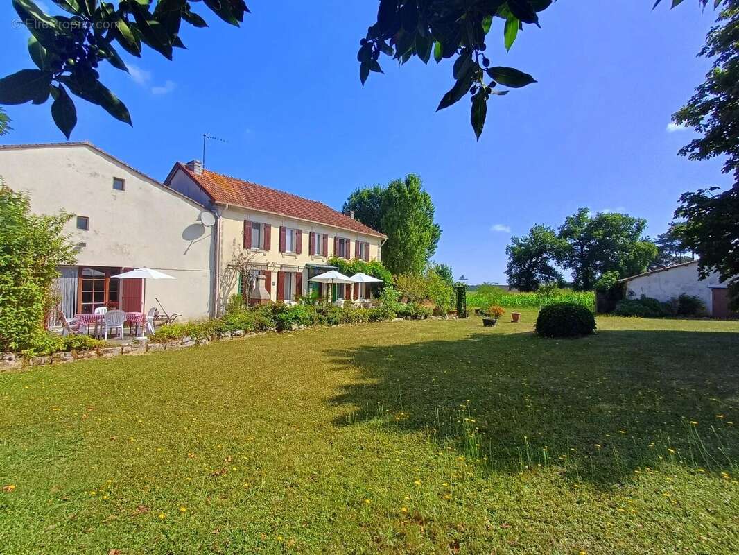 Maison à NIEUL-LE-VIROUIL