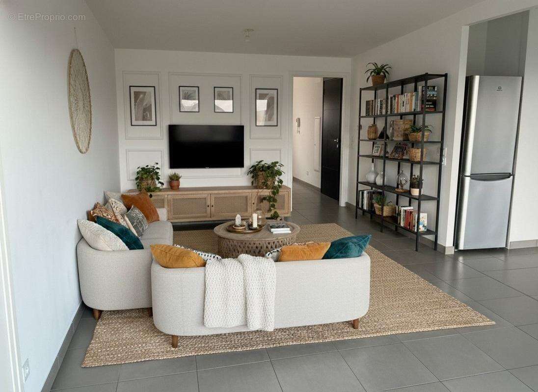 Appartement à PERON