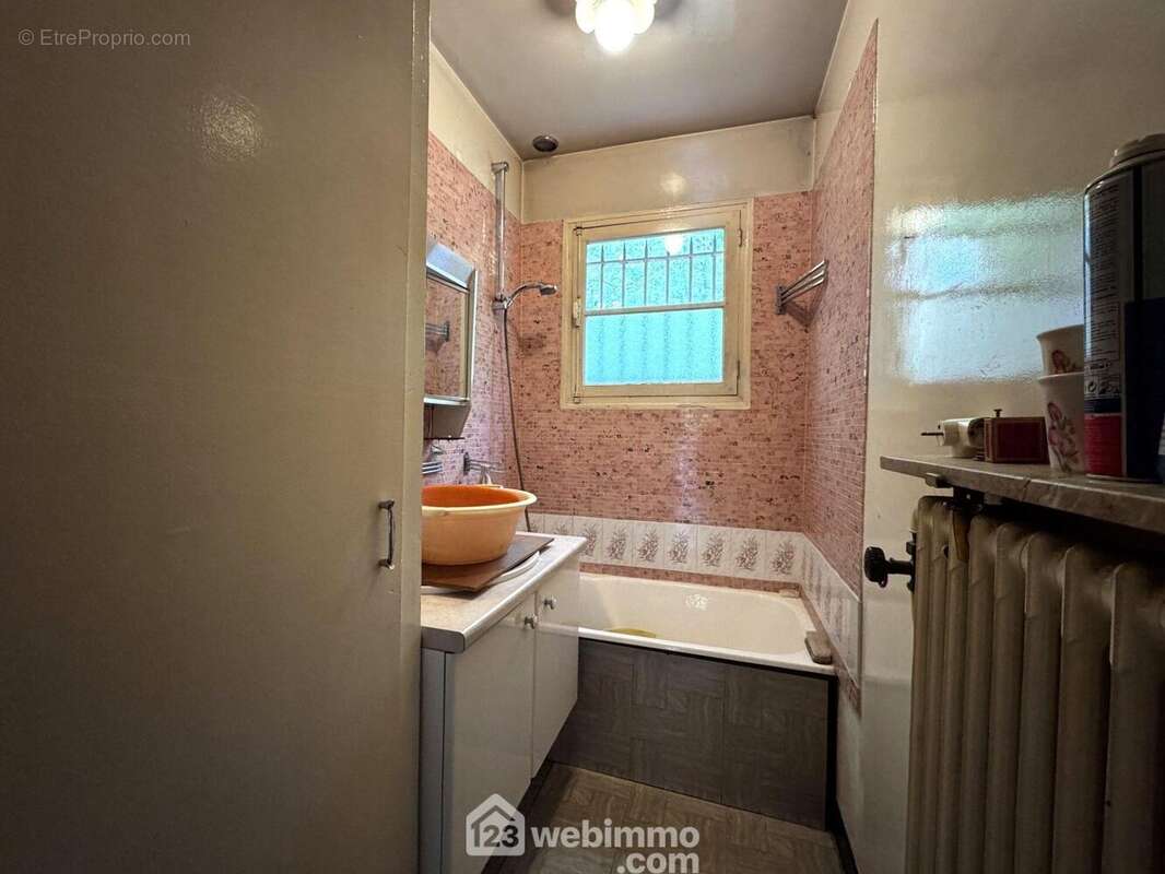 Allons à la salle de bains avec fenêtre - Maison à VILLABE