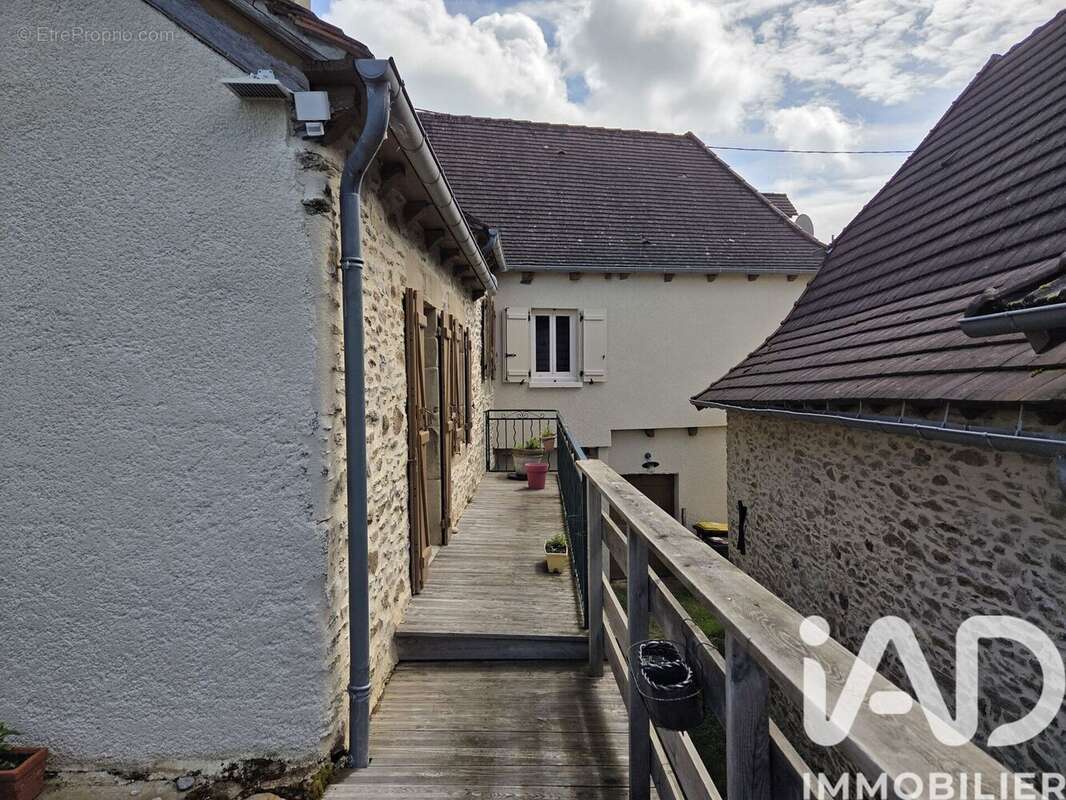 Maison 74 m² à Altillac  - photo 9