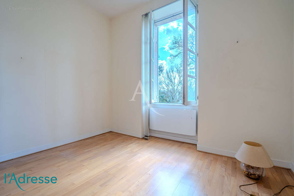 GRADIGNAN - Bel appartement de 150m² au sol dans un château avec garage fermé - photo 9