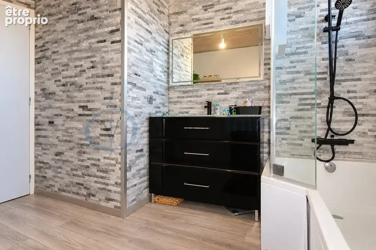 Maison familiale lumineuse de 120m2 avec 4 chambres dont une suite parental, garage et dépendance à Levier - photo 7