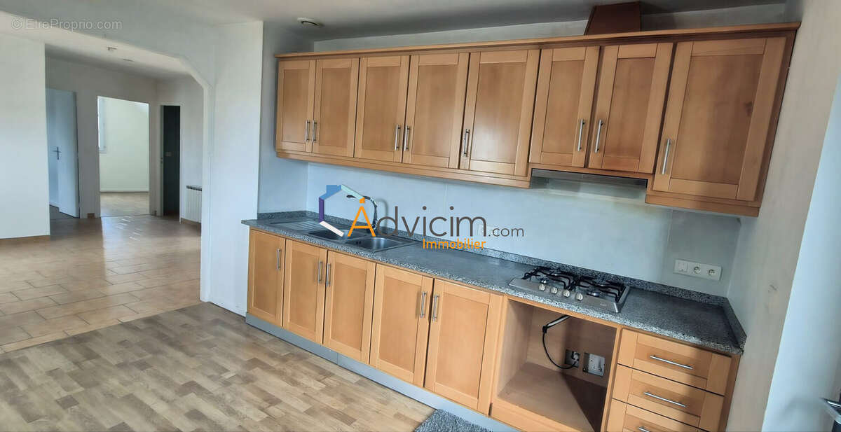 cuisine étage - Maison à LA VILLE-AUX-DAMES