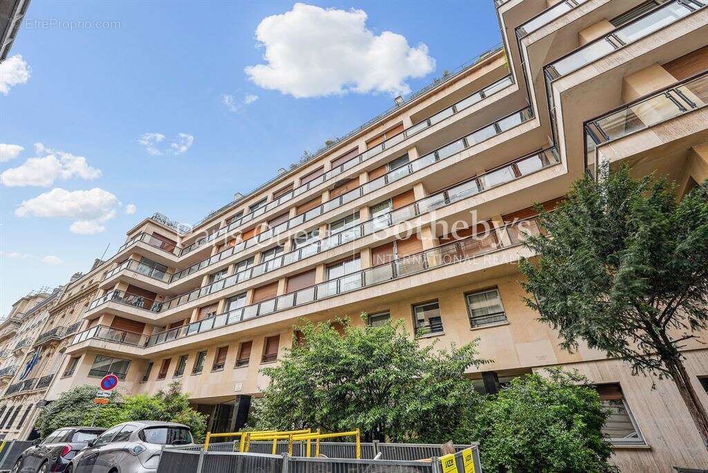 Appartement à PARIS-16E