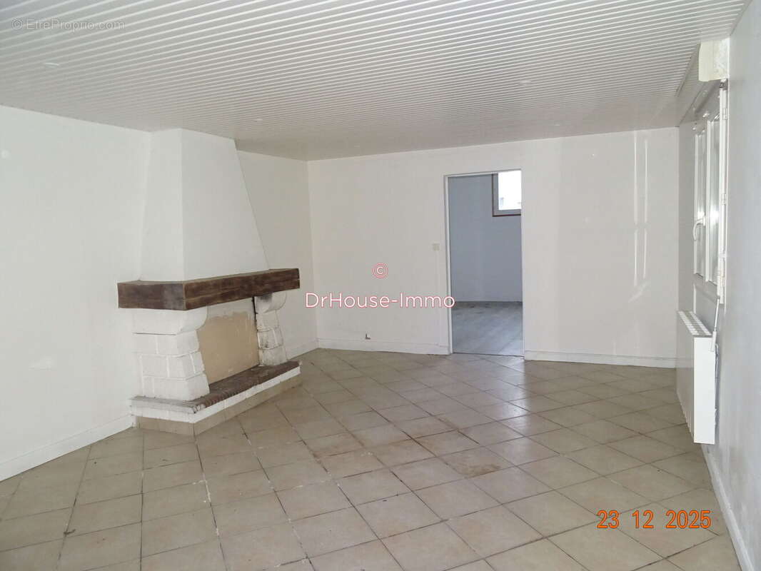 Maison à LA ROCHE-CHALAIS