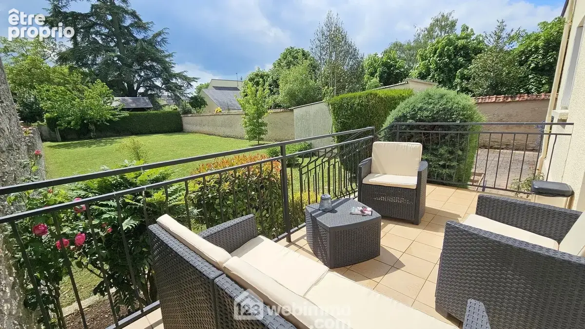 Voici la terrasse avec son store banne sans vis à vis!