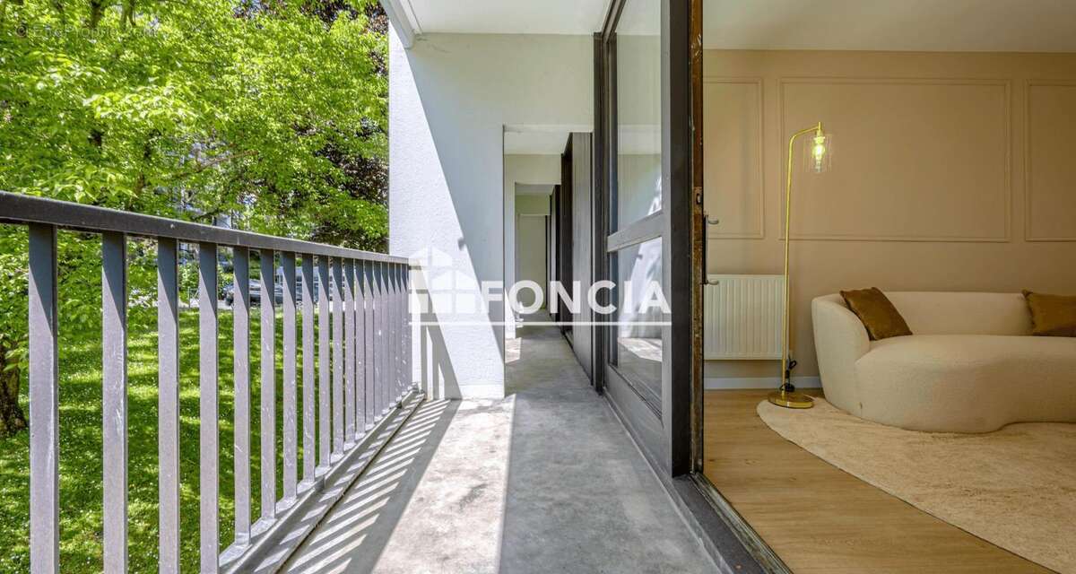 T4 rénové avec grand balcon, vue espaces verts et montagnes, cave et garage possible - photo 10