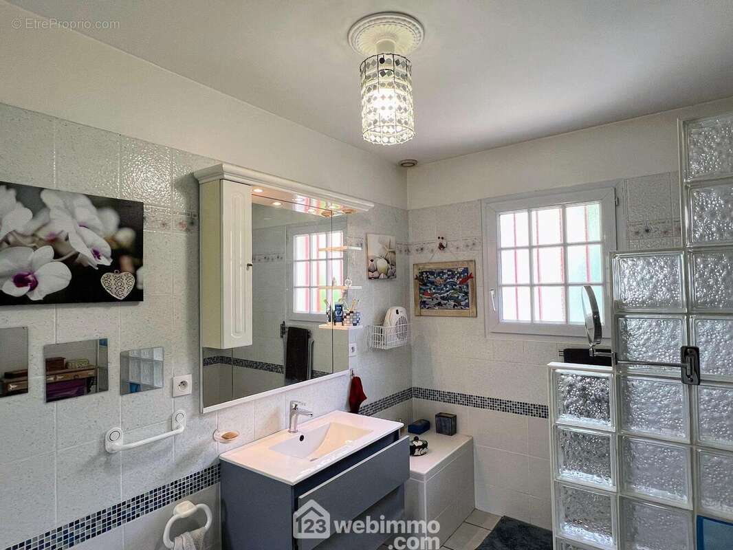 ... ainsi qu'une salle de douche fonctionnelle de 8,5 m². - Maison à FENEU