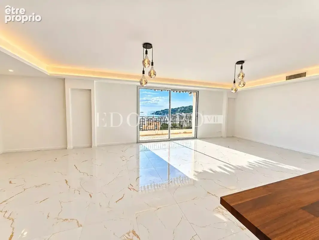 Somptueux quatre pièces à vendre avec belle vue sur la ville et la mer, en plein centre de Roquebrune Cap Martin - photo 2