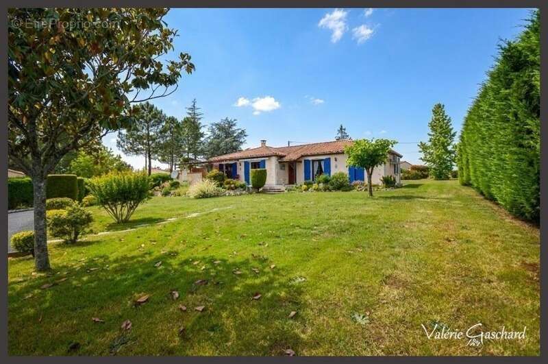 MONTPON-MÉNESTEROL - Maison de plain pied de 3 chambres, double garage et jardin de 3700 m² - photo 19