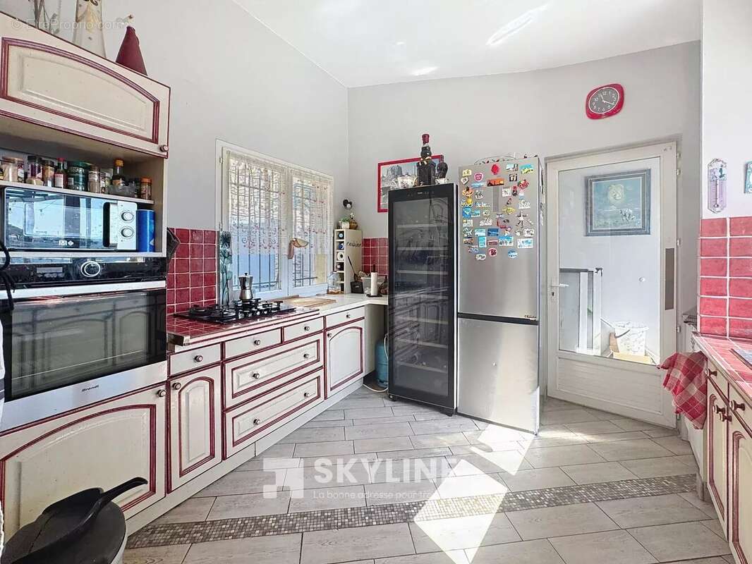 Maison à SAINT-MITRE-LES-REMPARTS