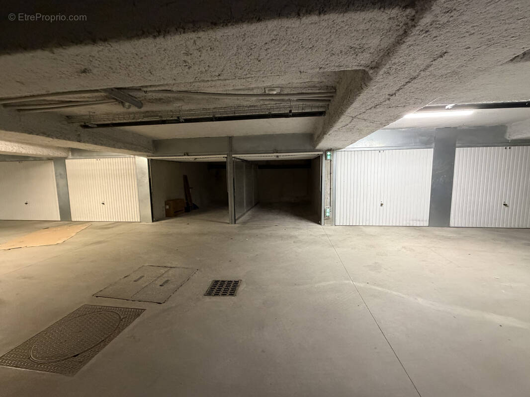 Parking à SAINT-AVE