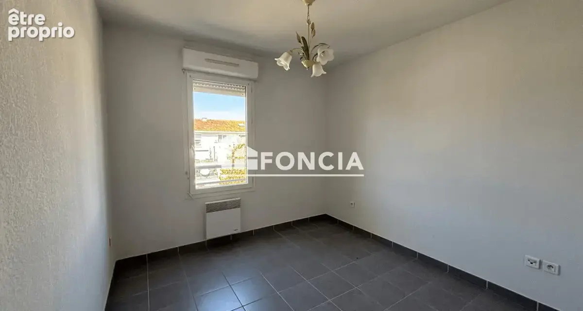 HYÈRES OUEST – T4 traversant de 78 m² au 3ème étage, grande terrasse plein sud sans vis-à-vis et garage - photo 8