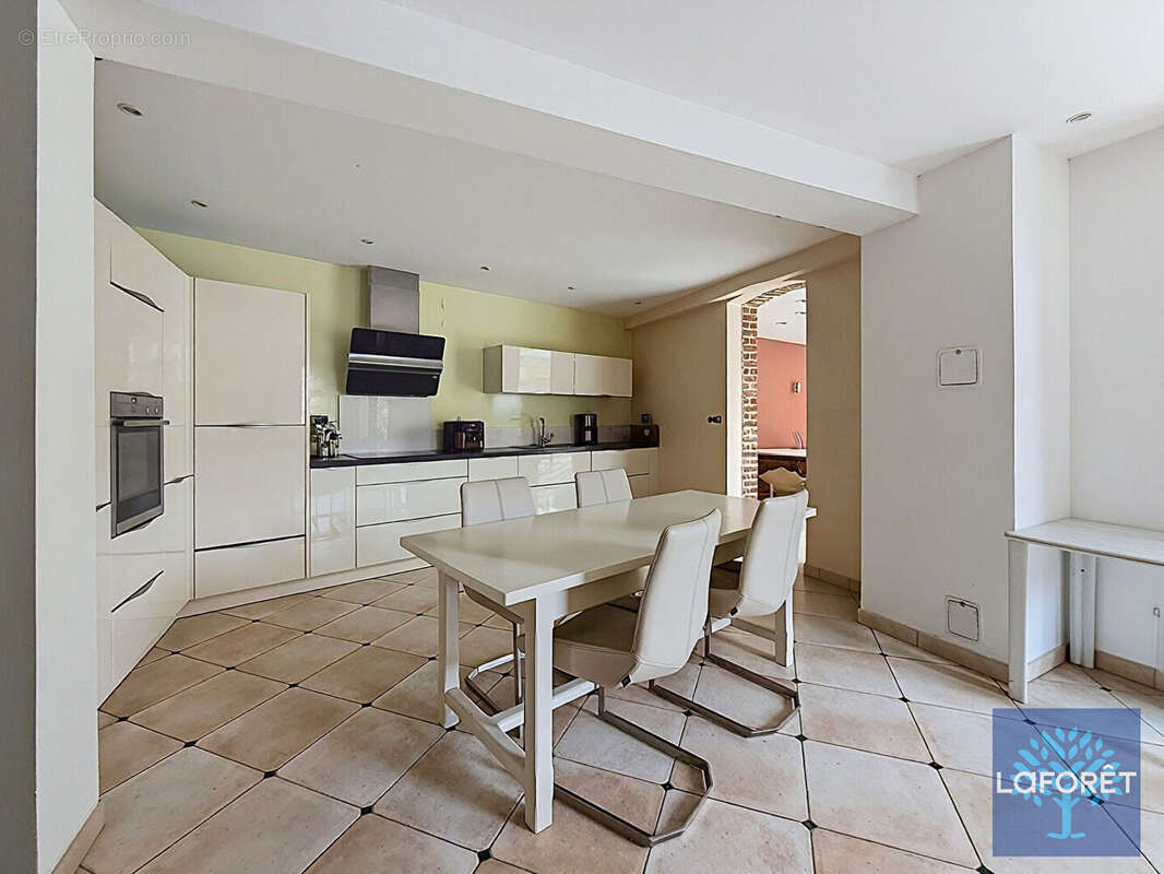Magnifique maison avec stationnements et dépendances à Haspres - photo 3