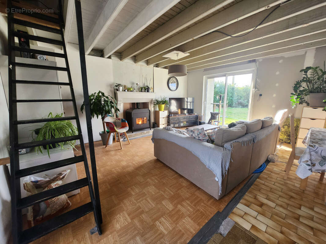 Maison en pierre avec dépendances et fort potentiel - photo 5