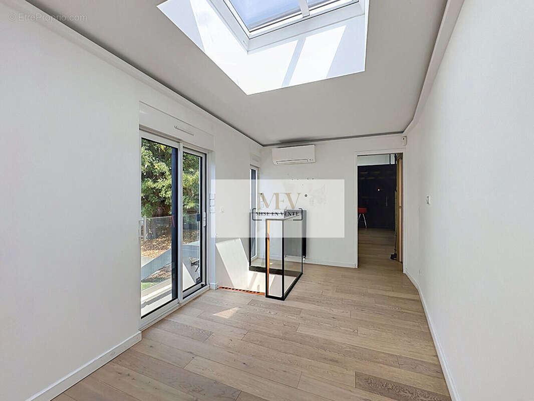 Maison de charme rénovée et agrandie 120 m² - prestations haut de gamme - terrain 293 m² - photo 5