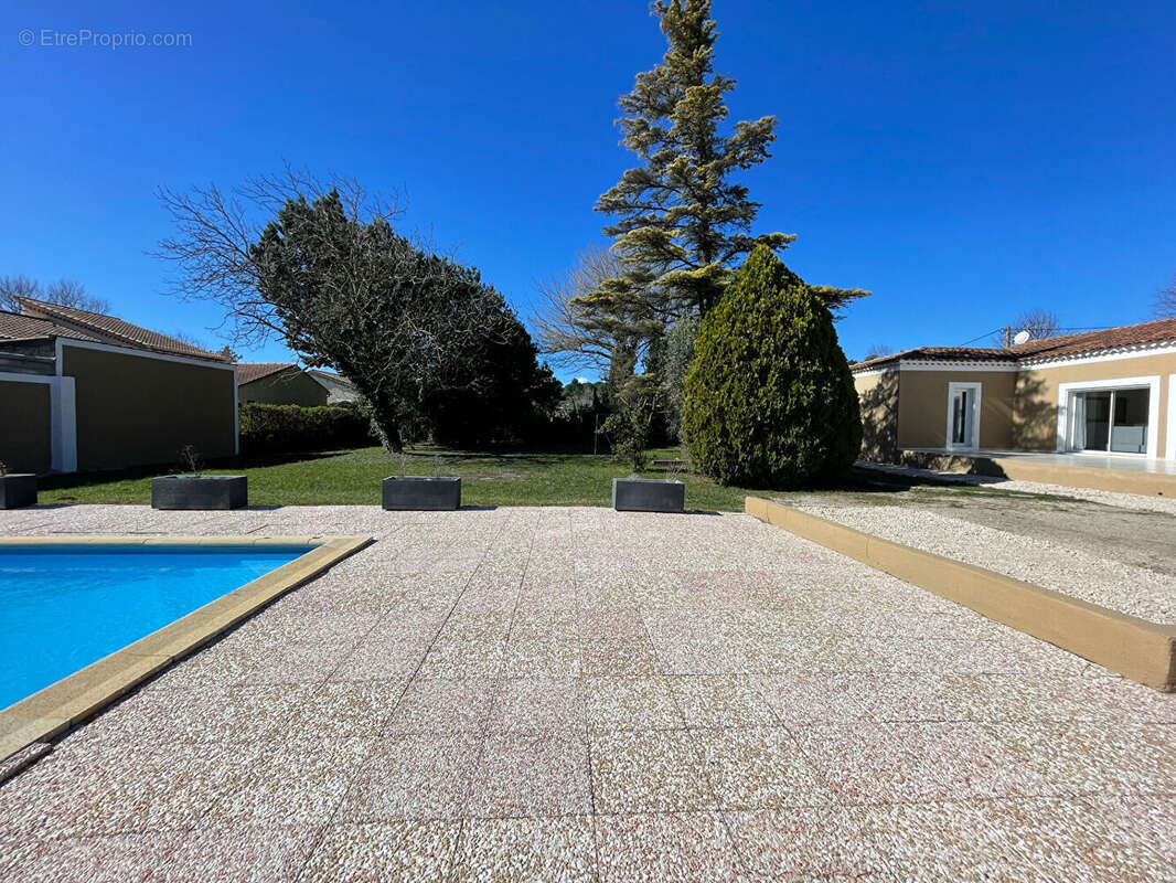 Maison à ENTRAIGUES-SUR-LA-SORGUE