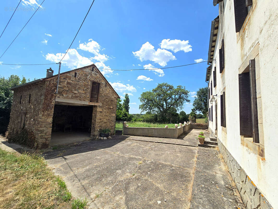 Corps de ferme avec maison, appartement et dépendances - Durenque - photo 2
