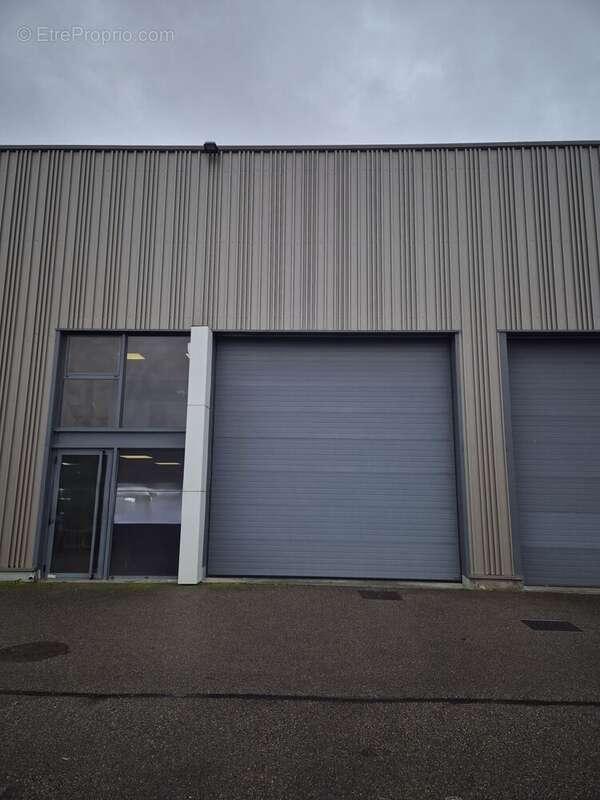 Photo 2 - Commerce à SAINT-GENIS-LES-OLLIERES