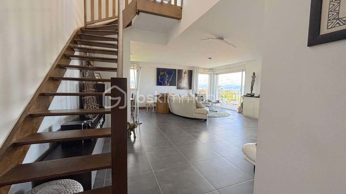 Appartement 3 pièces en toit-terrasse avec vue mer imprenable - photo 3