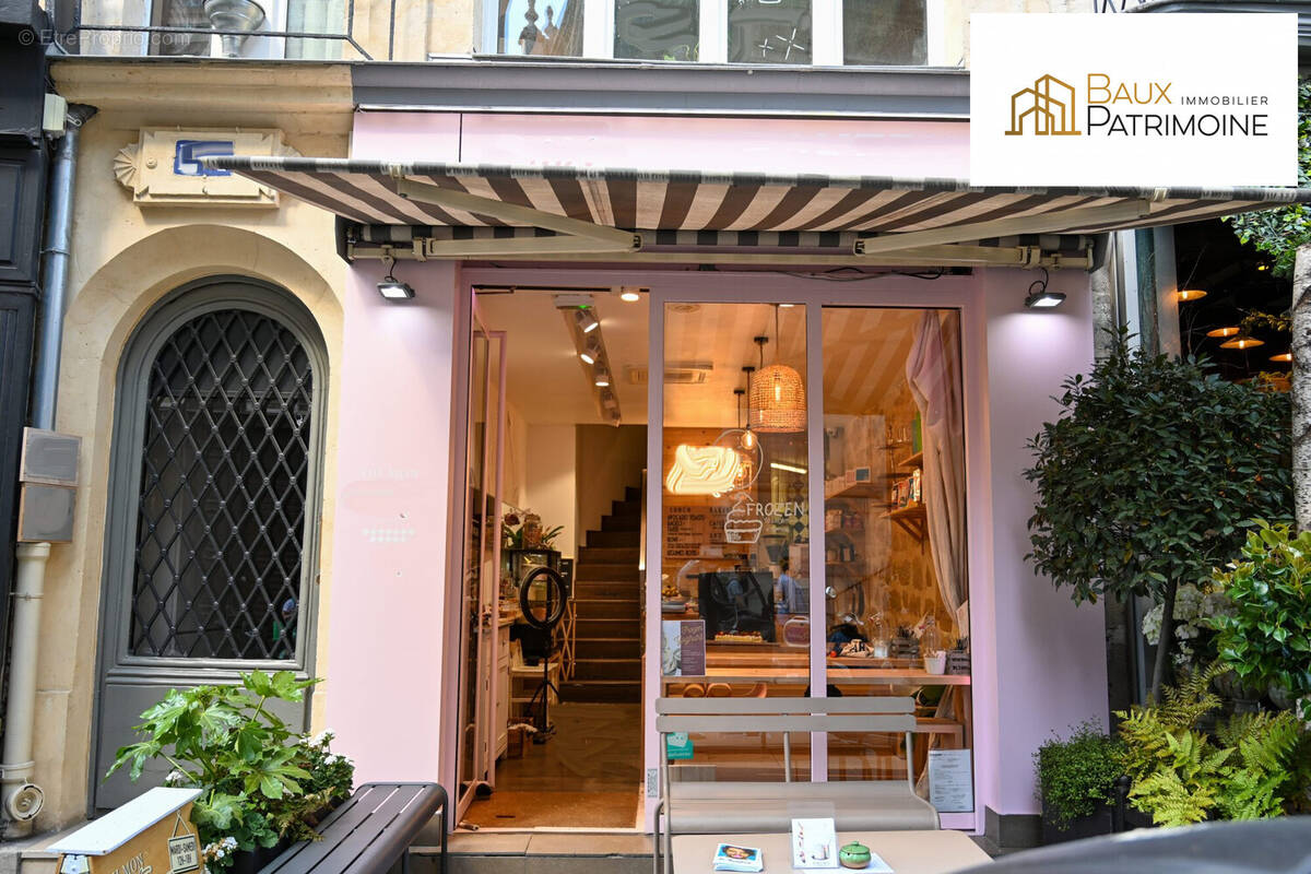Devanture + terrasse - Commerce à PARIS-1E