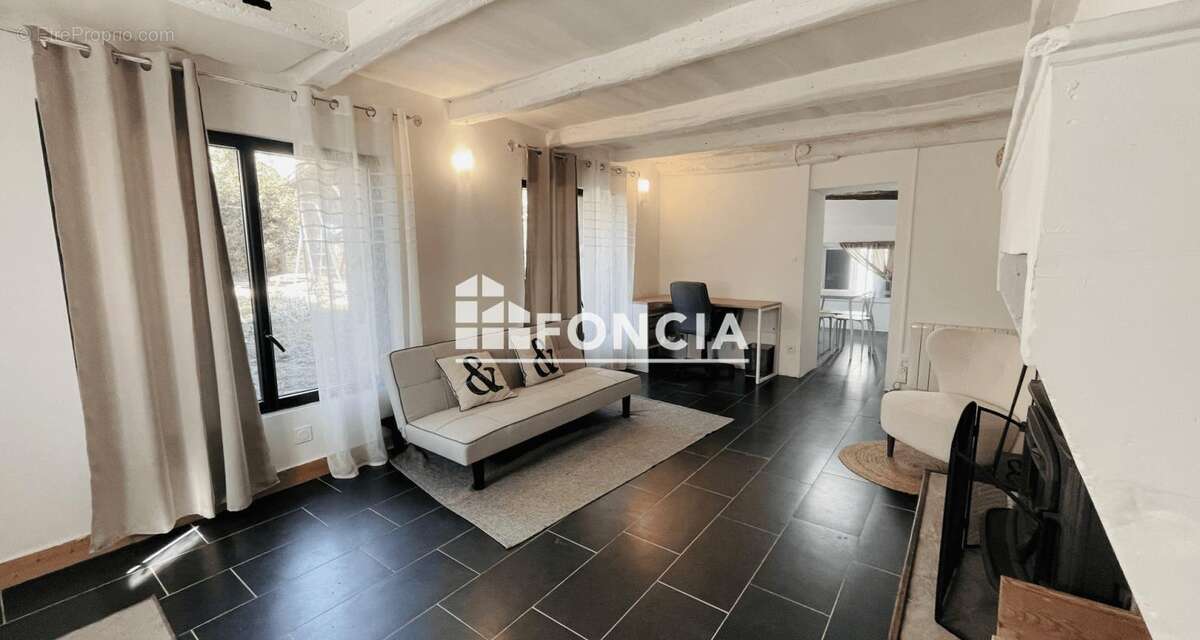 Maison de bourg en pierre rénovée 116 m² + grange + terrain – St Coutant-le-Grand - photo 2