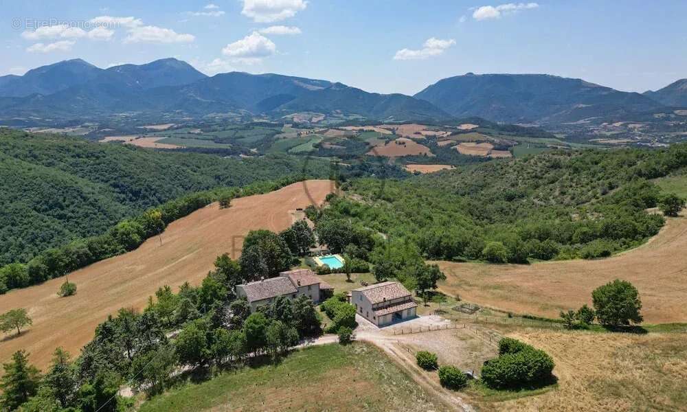 Ferme restaurée du XVIIIe siècle avec 6 chambres + 3 appartements pour invités sur 27 hectares près de Cagli, Marches. Piscine,  - photo 8