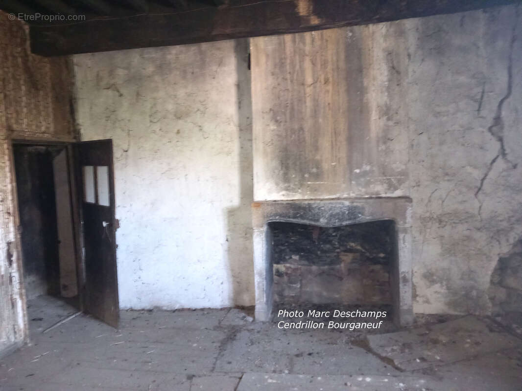Pour les amateurs d'histoire :  maison datée 1694 et grange, à rénover complètement, gros potentiel, avec 5561 - photo 11