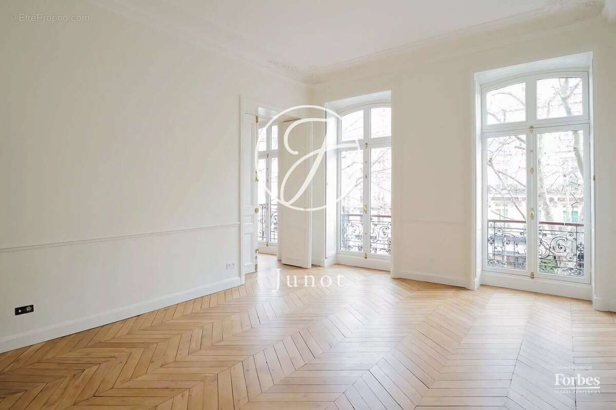 Appartement à PARIS-8E