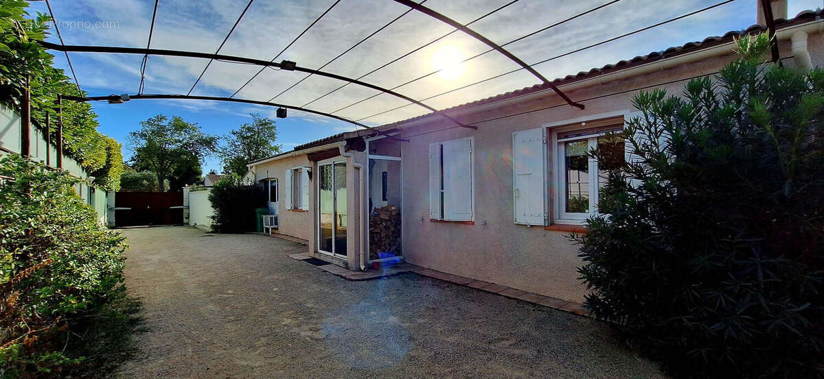 Maison à ENTRAIGUES-SUR-LA-SORGUE