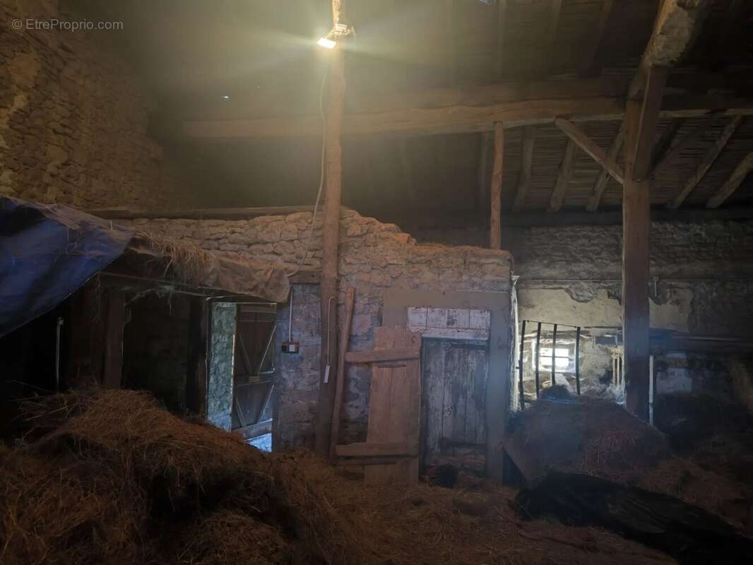 Maison à MONTROL-SENARD