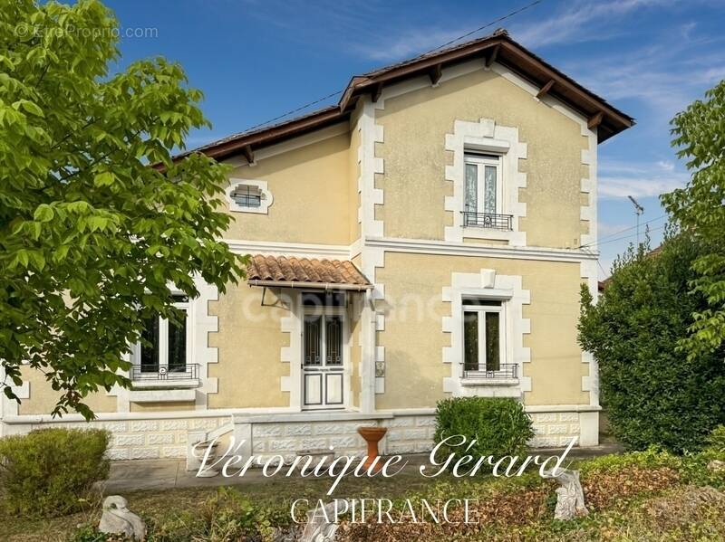Maison à COUTRAS