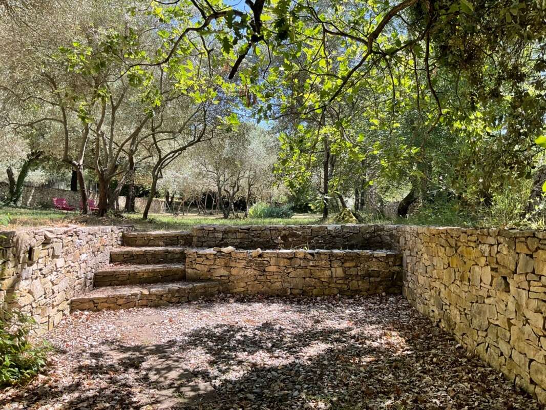 Proprieté  à 20 mns d'Aix en Provence sur la commune de Rognes  380m2 avec 8 chambres - photo 7