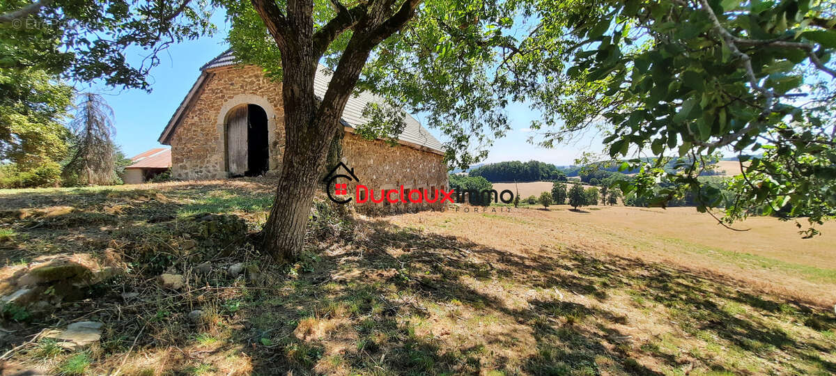 Ensemble Maison - Grange et dépendances - Terrain de 3 171 m2 - photo 10
