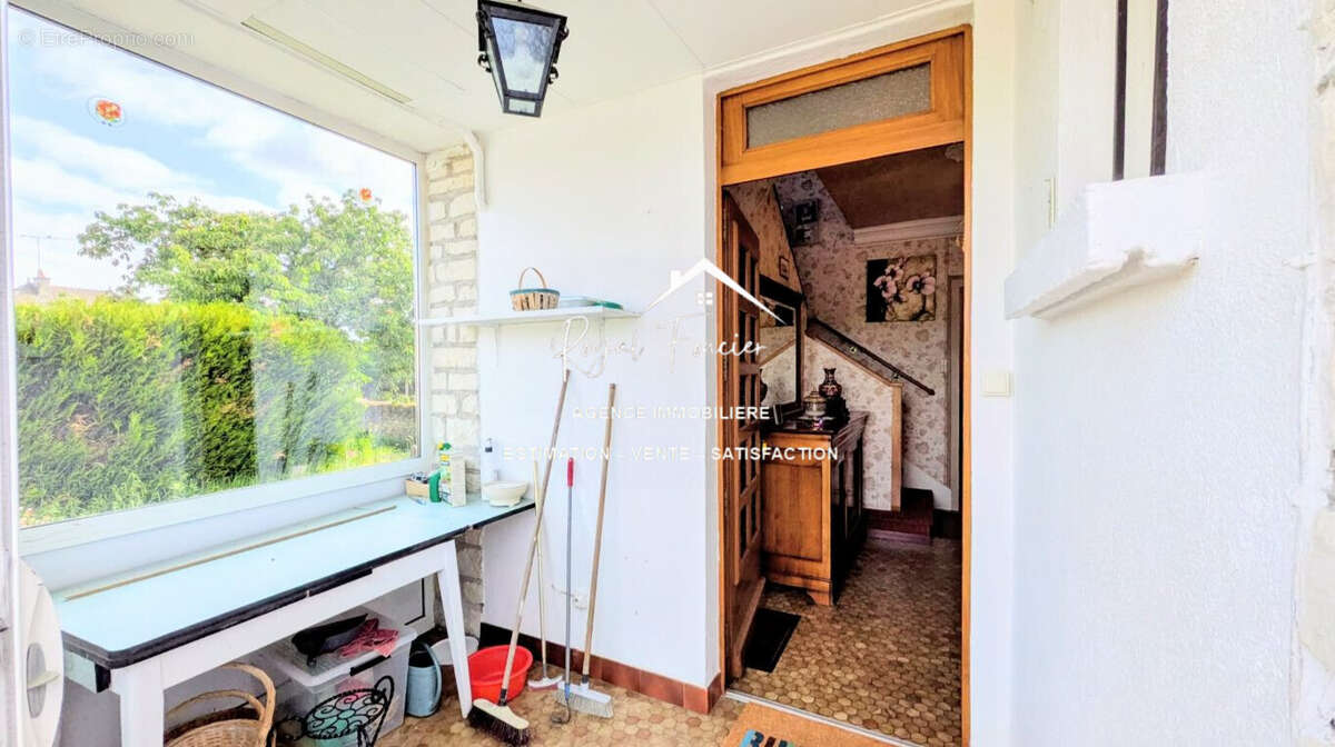 Sas d'entrée  - Maison à LA CELLE-SAINT-AVANT