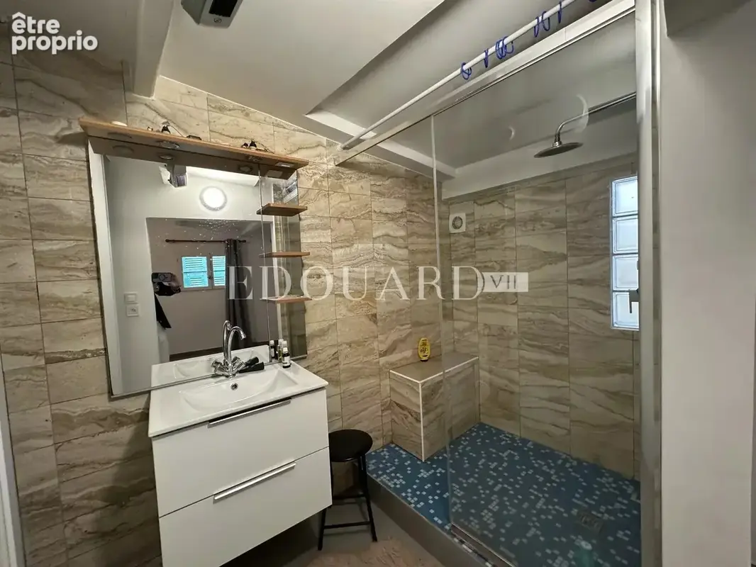 Sur la commune de Castellar, charmante maisonnette avec 6 parkings, exclusivité - photo 5