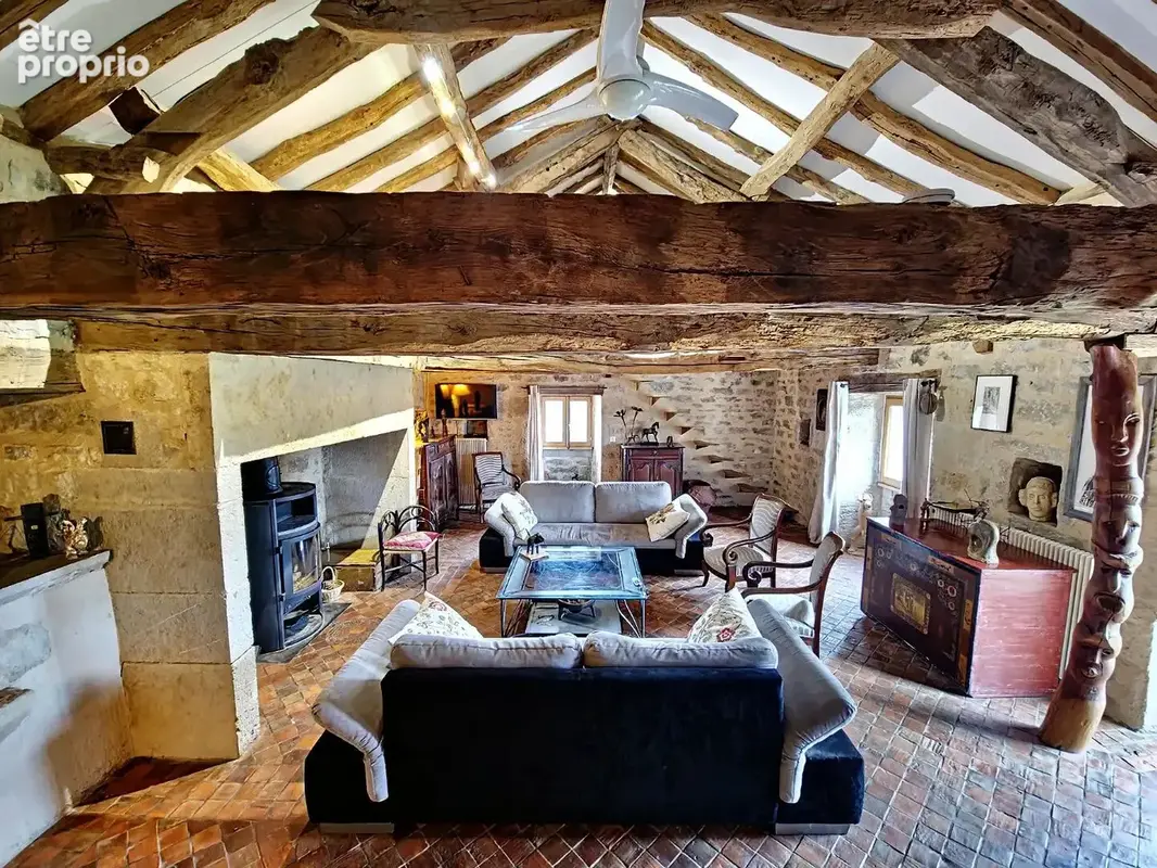 Belle et grande bâtisse dans un hameau. - photo 6