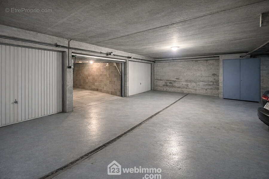 Accès au garage en sous-sol sécurisé, environnement propre et facile d?accès. - Parking à SAINTE-MAXIME