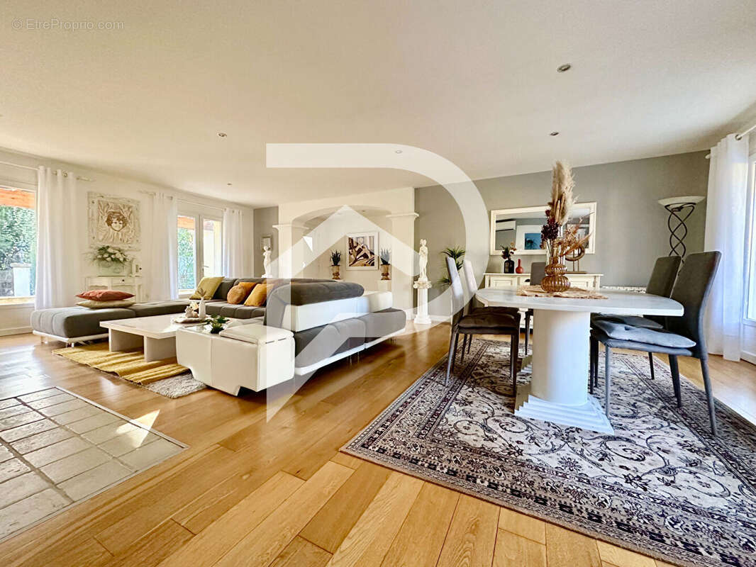 Maison à LE PUY-SAINTE-REPARADE