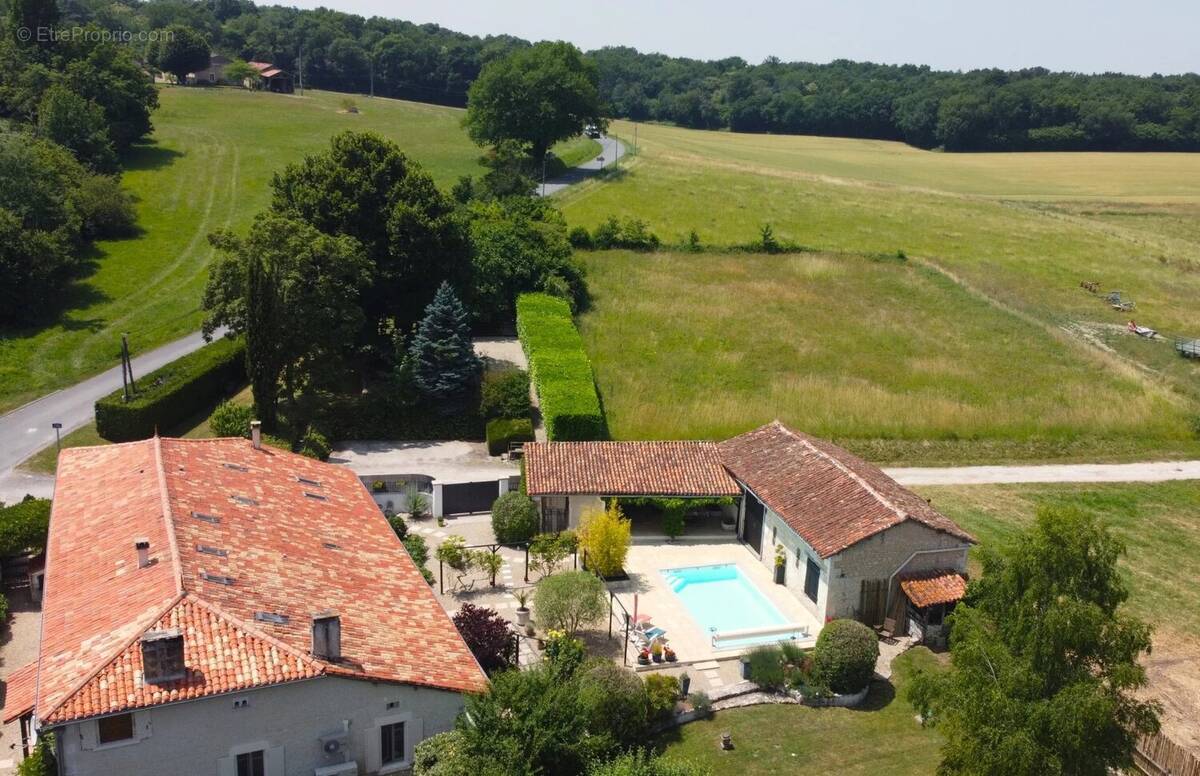 Maison à SAINT-LAURENT-DES-COMBES